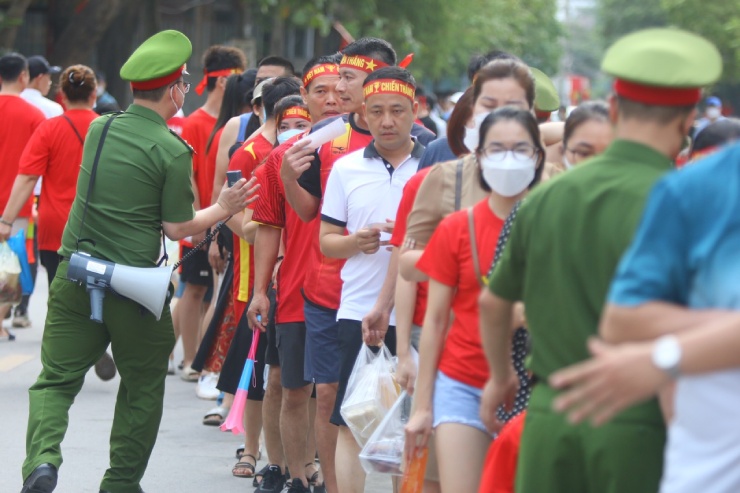 Khoảng
16h, tức 3 tiếng trước khi diễn ra trận chung kết môn bóng đá nữ
SEA Games giữa ĐT Việt Nam và Thái Lan, người hâm mộ đã có mặt và
xếp hàng dài để vào sân Cẩm Phả (Quảng Ninh)