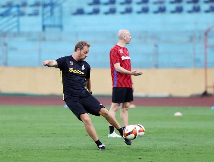 HLV trưởng U23 Thái Lan thực hiện cú sút khung thành trước mặt nhiều học trò và cánh phóng viên Việt Nam lẫn Thái Lan.