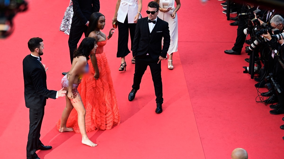 Một người phụ nữ khỏa thân gào thét ở thảm đỏ Cannes 2022 - 1