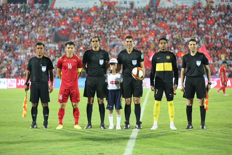 Trọng tài Mamood (thứ 3 từ trái sang) cầm còi trận&nbsp;U23 Việt Nam - U23 Thái Lan