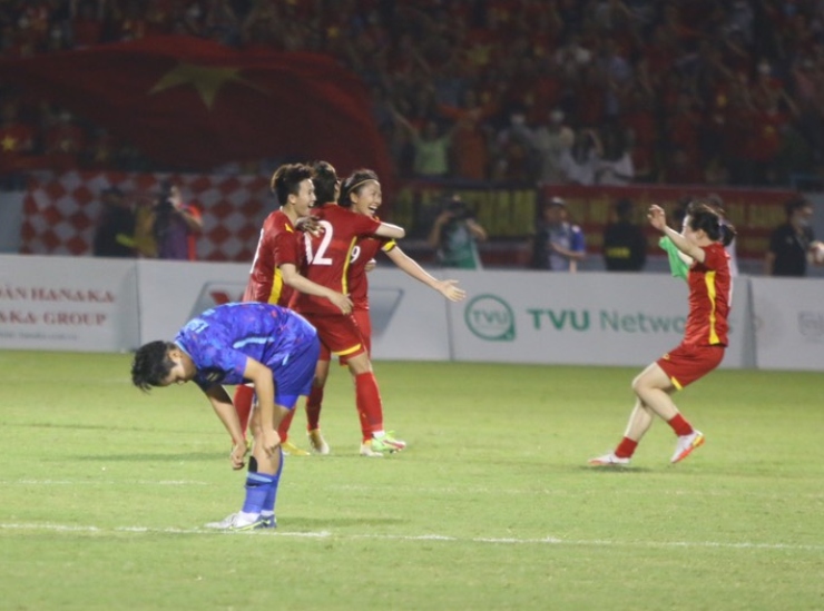 Thời điểm trọng tài nổi hồi còi kết thúc trận chung kết môn bóng đá nữ SEA Games 31 cũng&nbsp;là lúc "bữa tiệc" trên sân Cẩm Phả bắt đầu. ĐT nữ Việt Nam giành chiến thắng chung cuộc 1-0 trước Thái Lan, qua đó bảo vệ thành công tấm HCV SEA Games