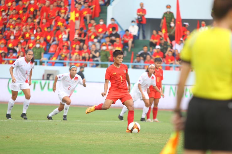 Nữ Myanmar vượt lên nhờ cú đá penalty của Win Theigi Tun