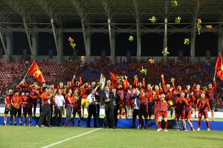 ĐT nữ Việt Nam trên đỉnh cao Đông Nam Á: Trao huy chương, ăn mừng 7 HCV SEA Games - 10