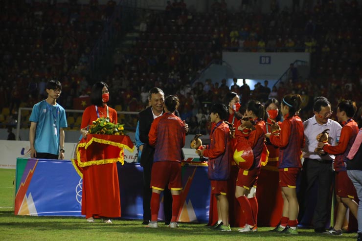 ĐT nữ Việt Nam trên đỉnh cao Đông Nam Á: Trao huy chương, ăn mừng 7 HCV SEA Games - 11