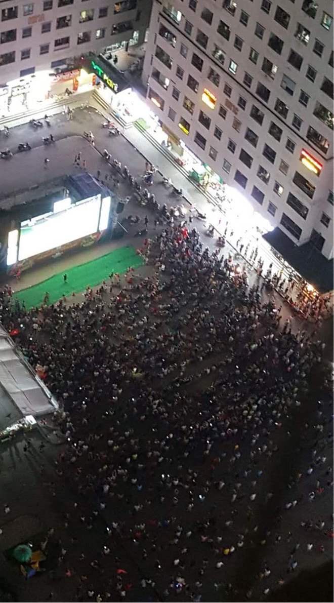 Rất đông cổ động viên tập trung trước&nbsp;màn hình lớn dựng lên tại một sân chung cư ở Hà Nội để cổ vũ trận chung kết của các cô gái đội tuyển bóng đá nữ Việt Nam