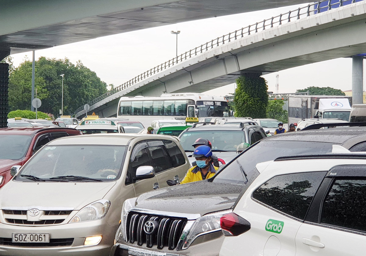 Chiều 21/5, giao thông khu vực trước sân bay Tân Sơn Nhất (quận Tân Bình, TP.HCM) xảy ra ùn tắc nghiêm trọng.
