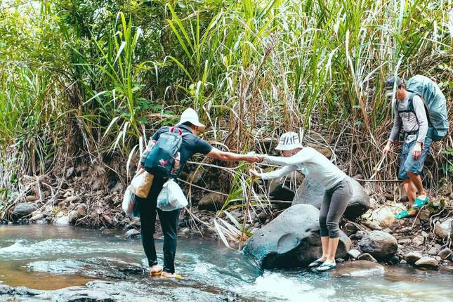 Nhiều bạn trẻ tại TP. HCM chọn &#39;trekking&#39; gần thành phố - 2