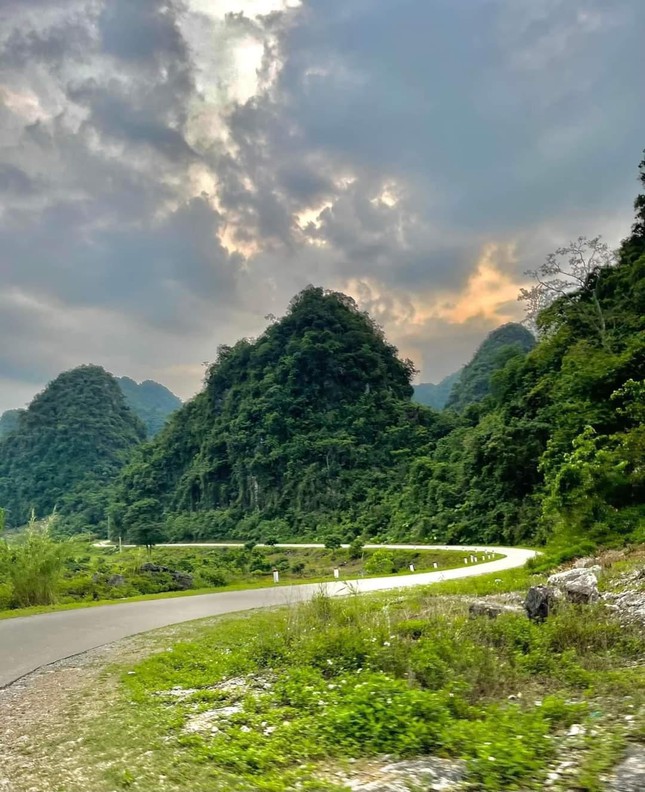 Vẻ đẹp ngút ngàn của những ngọn núi sừng sững giữa đất trời. Ảnh: Trần Hoàng Anh Trâm.