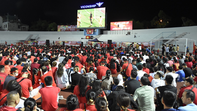 Hàng nghìn CĐV tập trung theo dõi trận đấu giữa U23 Việt Nam và U23 Thái Lan qua màn hình led tại sân Trung Tâm, Hải Phòng.