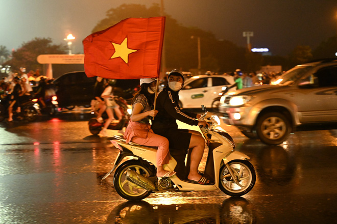 CĐV đổ ra đường &#34;đi bão&#34; ăn mừng U23 Việt Nam hạ Thái Lan, giành HCV SEA Games 31 - 6