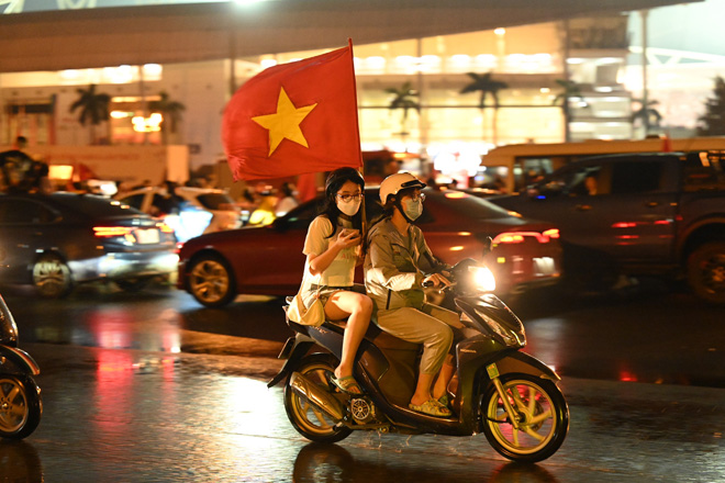 CĐV đổ ra đường &#34;đi bão&#34; ăn mừng U23 Việt Nam hạ Thái Lan, giành HCV SEA Games 31 - 11