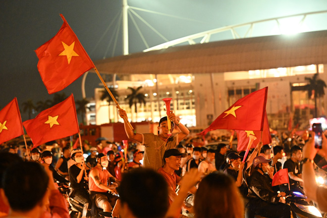 CĐV đổ ra đường &#34;đi bão&#34; ăn mừng U23 Việt Nam hạ Thái Lan, giành HCV SEA Games 31 - 7