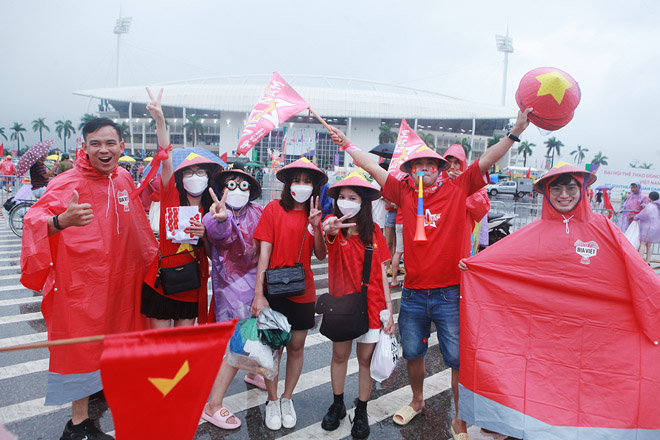 Nhiều cổ động viên không vào sân xem trận tranh huy chương đồng thì ở bên ngoài sân Mỹ Đình khuấy động không khí náo nhiệt&nbsp;