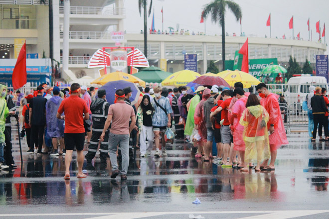 Trời Hà Nội vẫn chưa có dấu hiệu ngớt mưa, nhưng điều đó không ngăn được hàng vạn khán giả tiếp tục kéo về Mỹ Đình