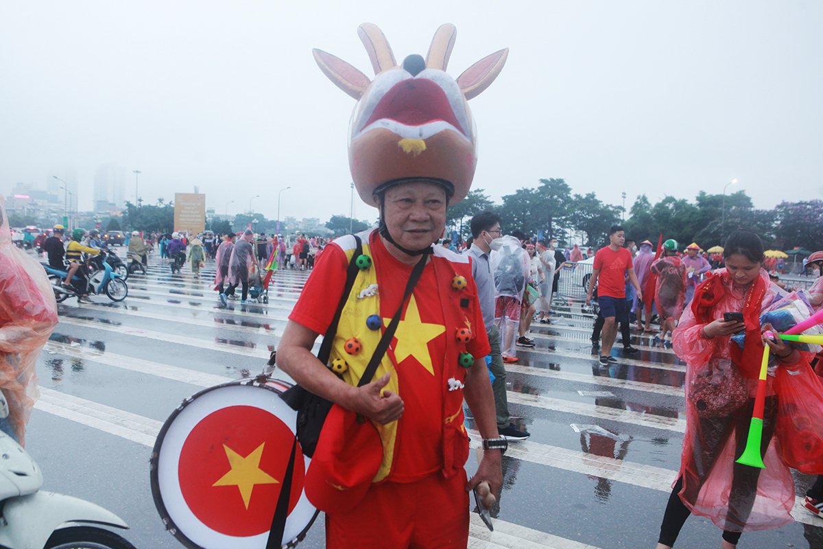 Ông Nguyễn Quang Tuấn hay còn được gọi là Tuấn "Trâu Vàng" là hình ảnh quen thuộc ở khán đài mỗi khi có Việt Nam thi đấu.