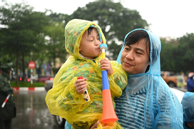 Nhiều em nhỏ&nbsp;đội mưa theo chân bố mẹ đến sân Mỹ Đình cổ vũ những "chiến binh sao vàng"