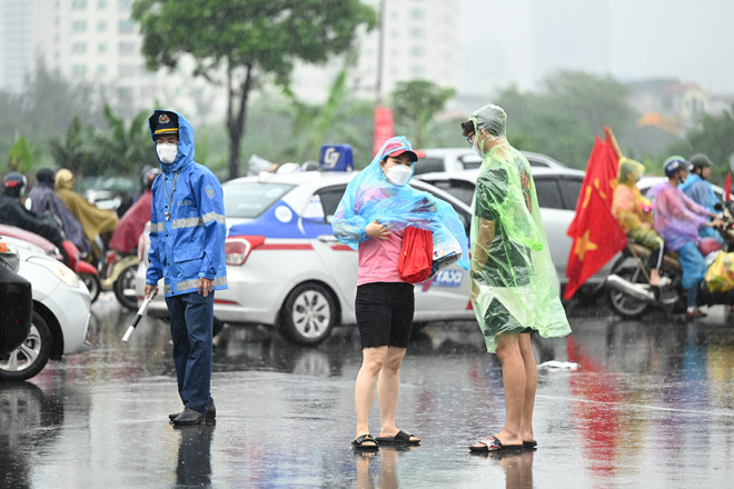 Triệu trái tim bùng nổ khi Mạnh Dũng ghi tuyệt phẩm vào lưới U23 Thái Lan - 16