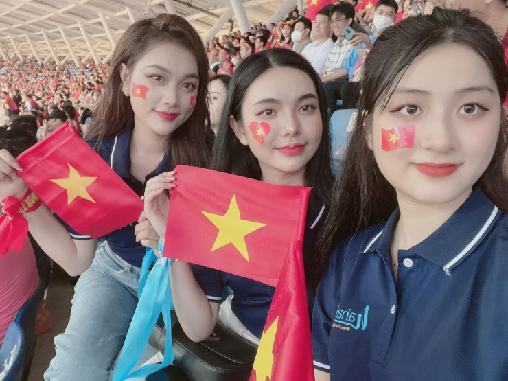 Rất đông người hâm mộ Việt Nam đã có mặt tại sân Mỹ Đình và ngồi kín một khu vực khán đài&nbsp;trong thời điểm trận tranh huy chương đồng giữa U23 Malaysia và U23 Indonesia đang diễn ra
