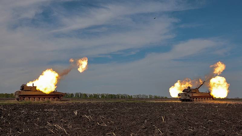 Xe tăng Ukraine khai hỏa trong xung đột với Nga (ảnh: CNN)