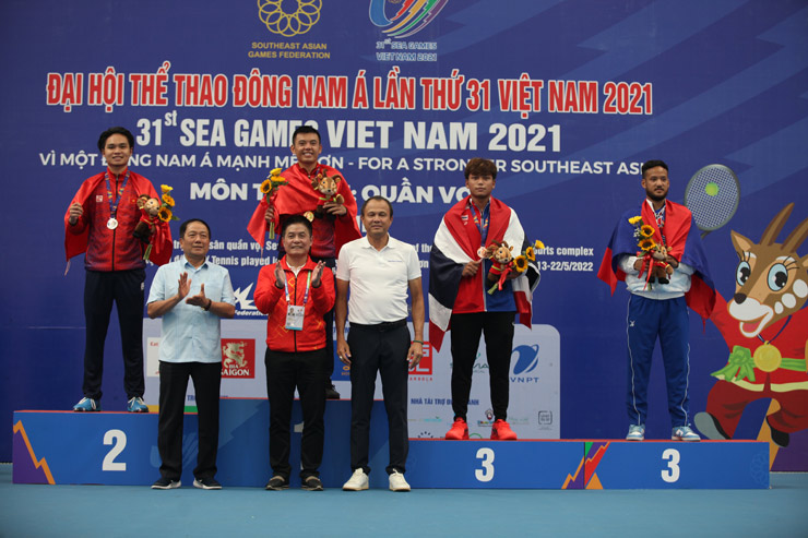 Lý Hoàng Nam (giữa) và Trịnh Linh Giang (trái) giành HCV và HCB đơn nam tennis SEA Games 31 cho Việt Nam