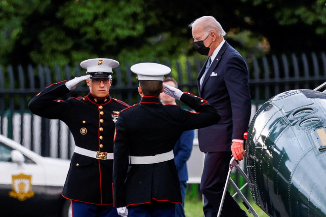 Tổng thống Mỹ Joe Biden xuống trực thăng Marine One tại khu vực hạ cánh ở thủ đô Tokyo - Nhật Bản hôm 22-5 Ảnh: REUTERS