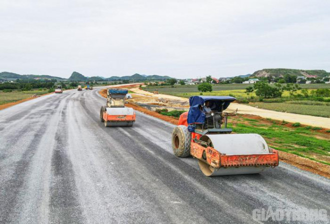 Tại công trường thi công đường Km281 - Km287 thuộc gói thầu XL10 do doanh nghiệp tư nhân Xuân Trường đảm nhận, xen lẫn các tốp công nhân thi công hạng mục cầu, cống, từng đoàn xe lu liên tục nối đuôi nhau thực hiện lu lèn các lớp cấp phối.