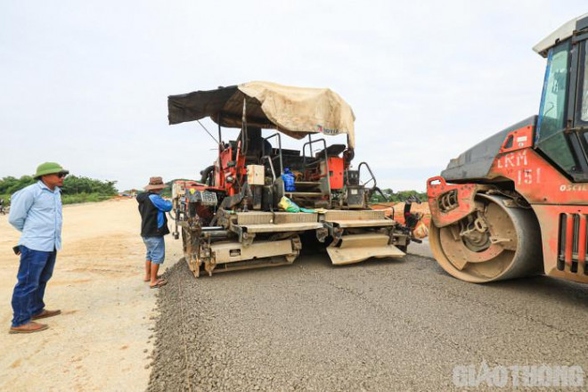 “Hiện nay, sản lượng thi công của gói thầu XL10 nói chung do DN Xuân Trường đảm nhận đã đạt gần 85%. Riêng đoạn Km282 (trong ảnh), nhà thầu đã bắt đầu cho rải thử lớp cấp phối đá dăm gia cố xi măng (CTB). Lớp thảm thử sẽ được theo dõi trong 14 ngày, nếu đáp ứng tiêu chuẩn kỹ thuật, công tác thi công CTB sẽ triển khai đại trà toàn tuyến. Mục tiêu là hoàn thành trong tháng 6/2022 để tiến tới thảm nhựa mặt đường vào cuối tháng 6/2022”, ông Đàm Đức Ngọc thông tin.