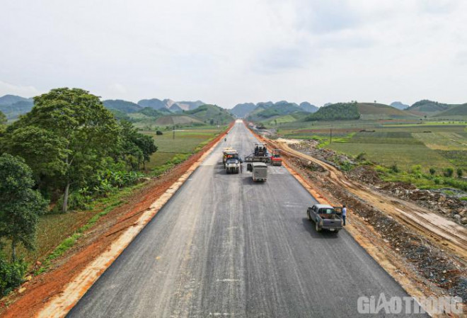 Ông Lê Doãn Bắc, Chỉ huy trưởng công trường thuộc nhà thầu Cường Thịnh Thi cho biết, trong phạm vi phụ trách thi công, hiện đơn vị đã hoàn thành thảm nhựa 1.200m kéo dài từ Km292+100 - Km293+100. Thi công CTB được khoảng 3,5km.