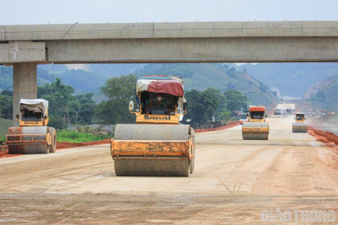 Mục tiêu nhà thầu Cường Thịnh Thi đặt ra là đến ngày 20/5 sẽ hoàn thành thi công nền đường. “Công tác thi công móng cấp phối đá dăm hoàn thành trong tháng 6/2022 và đưa công đoạn thi công CTB về đích vào đầu tháng 7/2022. Hiện, đơn vị luôn đảm bảo tối thiểu 2 dây chuyền (3 máy rải) để thi công cấp phối đá dăm và cấp phối đá dăm gia cố xi măng (CTB)”, ông Lê Doãn Bắc thông tin.