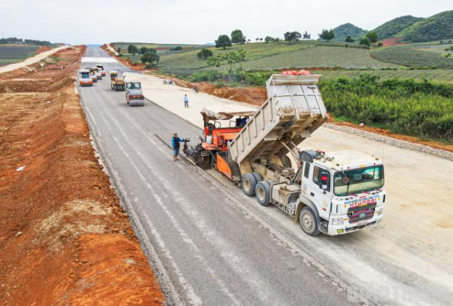 Ông Lương Văn Long, Giám đốc Ban điều hành dự án thành phần Mai Sơn - QL45 (thuộc Ban QLDA Thăng Long) cho biết, hiện tại, 5 gói thầu dự án đang triển khai 68 mũi thi công gồm: 30 mũi thi công đường, 34 mũi thi công cầu và cấu kiện, 4 mũi thi công hầm. Tổng sản lượng thi công dự án đến nay đạt gần 63% giá trị hợp đồng.