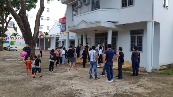 Hàng chục người nhà của anh Nguyễn Thế Dũng tới UBND phường Tân An