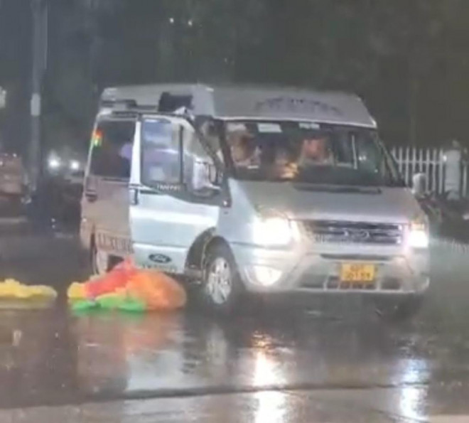 Xe 16 chỗ đậu sai quy định và khách du lịch vứt áo mưa xuống đường