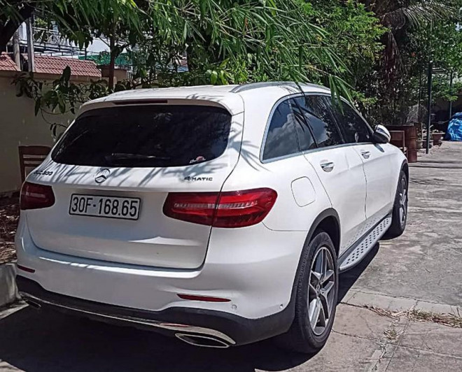 Chiếc xe Mercedes phương tiện gây án. Ảnh PĐ.