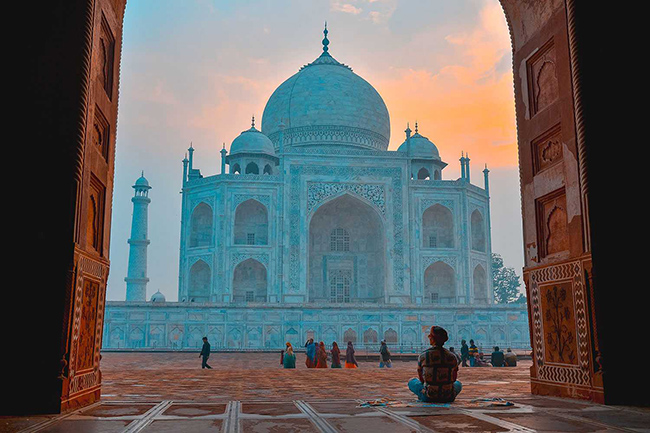 Taj Mahal có hai thời điểm đẹp nhất là hoàng hôn và bình minh. Tuy nhiên, dành thời gian hoàng hôn để ngắm nhìn ngôi đền này từ xa sẽ thú vị hơn.
