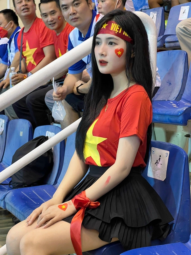 Hình ảnh của các hot girl khi theo dõi trận bóng đá nam giữa Việt Nam - Thái Lan trong khuôn khổ SEA Games được lan truyền.
