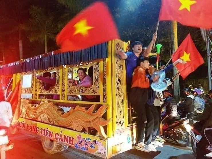 Muôn kiểu ”đi bão” mừng U23 Việt Nam vô địch SEA Games trên mọi nẻo đường