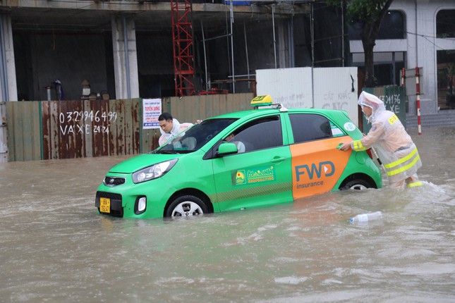 Trước tình hình trên, Công an Vĩnh Phúc đã bố trí lực lượng điều tiết giao thông, đảm bảo cho người dân và phương tiện đi lại thông suốt, an toàn.