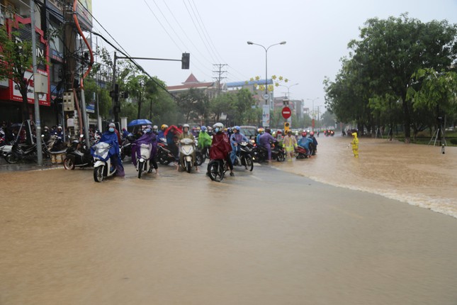 Ngoài ra, lực lượng CSGT Công an tỉnh Vĩnh Phúc phân luồng từ xa hạn chế các phương tiện đi vào điểm ngập úng, ùn tắc. Đây là các điểm ngập nặng nhất trên Quốc lộ 2A đoạn đi qua địa bàn thành phố Vĩnh Yên.