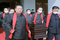 Ông Kim Jong Un khiêng quan tài, thả đất xuống mộ tiễn biệt nguyên soái Triều Tiên