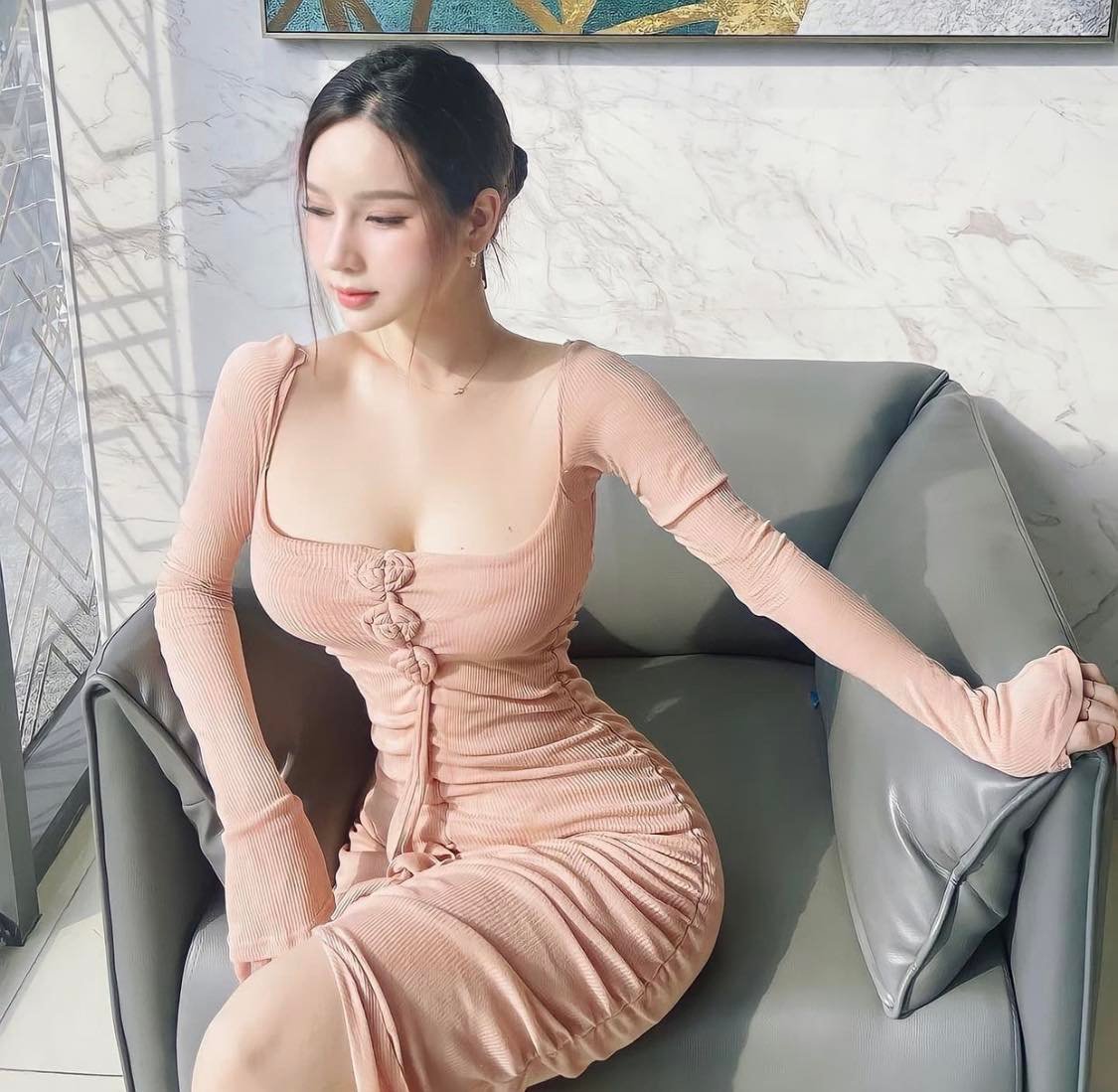 Một kiểu váy bodycon len tăm nhưng an toàn hơn là thiết kế cổ vuông, tôn vòng 1 tối đa, có đường rút dây và chi tiết xếp nếp dọc thân váy làm điểm nhấn. Váy cổ vuông được cho là sự lựa chọn hoàn hảo dành cho những cô nàng có vòng ngực lớn vì nó đem lại nét gợi cảm vừa đủ, không lộ quá nhiều da thịt.