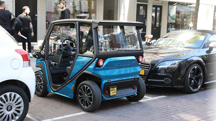 Dù mang hình dáng một chiếc ô tô song kích thước Squad Solar City Car rất nhỏ gọn
