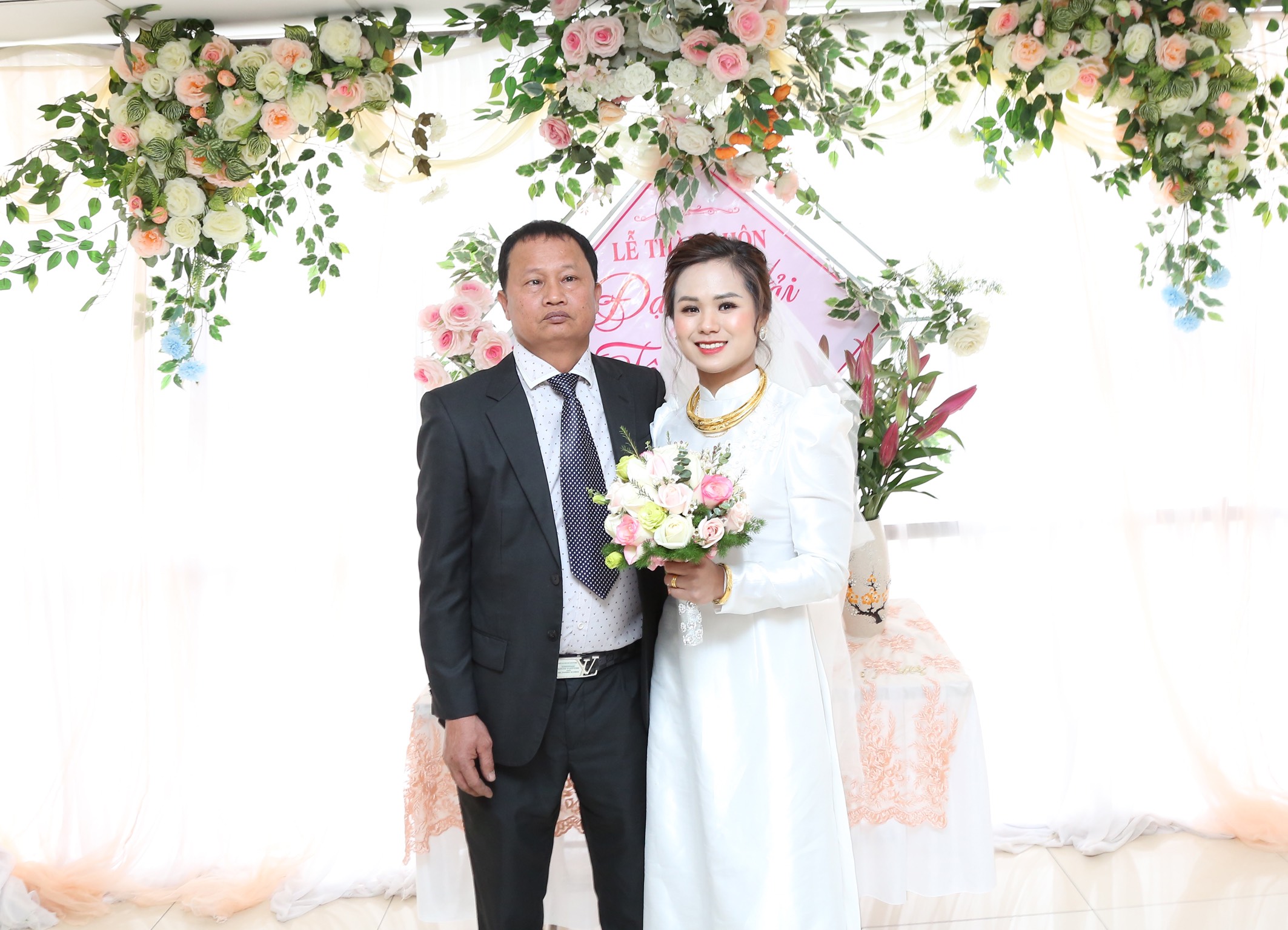 Tô Thị Trang và bố trong ngày cô về nhà chồng