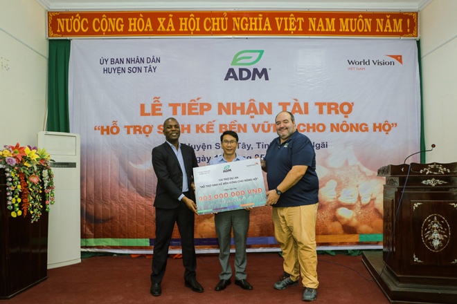 Ông Ryan Brocklesby, Tổng Giám đốc ADM Dinh dưỡng Vật nuôi Việt Nam &amp; Campuchia trao tặng quỹ tài trợ cho đại diện UBND huyện Sơn Tây, tỉnh Quảng Ngãi