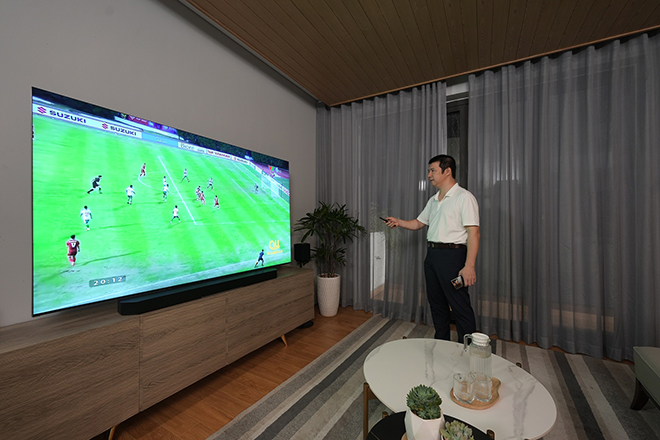 BLV Quang Huy xem các trận đấu tại SEA Games 31 với Smart TV Neo QLED 8K