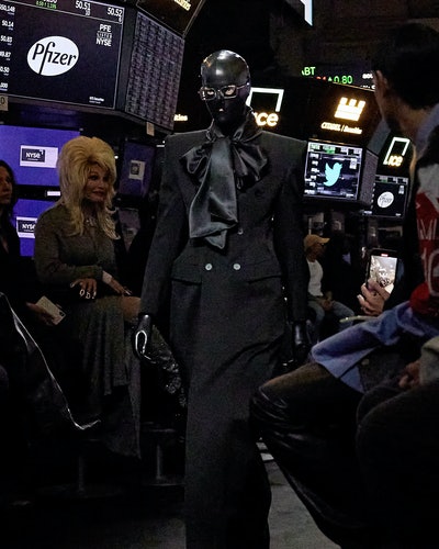 Balenciaga ra mắt bộ sưu tập mới với thiệp mời