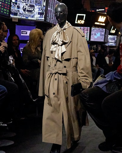 Balenciaga ra mắt bộ sưu tập mới với thiệp mời