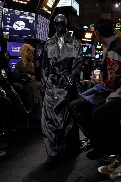 Balenciaga ra mắt bộ sưu tập mới với thiệp mời