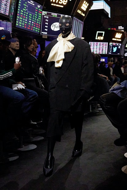 Balenciaga ra mắt bộ sưu tập mới kèm thiệp mời