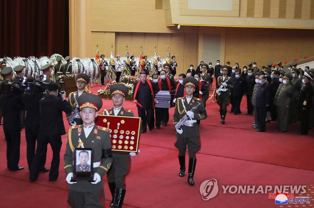 Nhà lãnh đạo Kim Jong Un khiêng quan tài Nguyên soái Hyon Chol Hae.