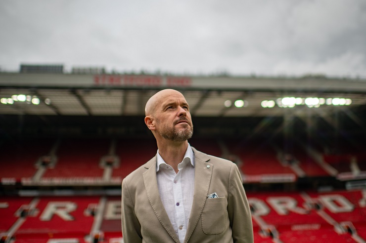 HLV Ten Hag thăm quan sân Old Trafford trước khi họp báo